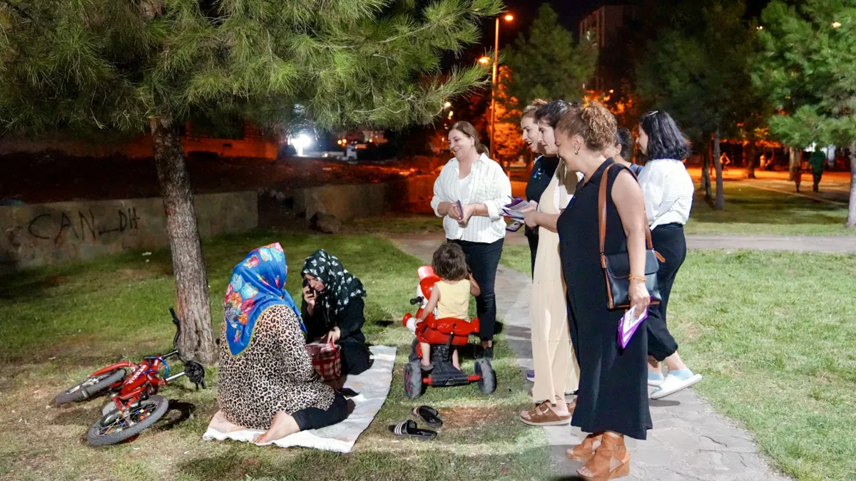 Kadın katliamları ve şiddete karşı parklarda broşür dağıtıldı