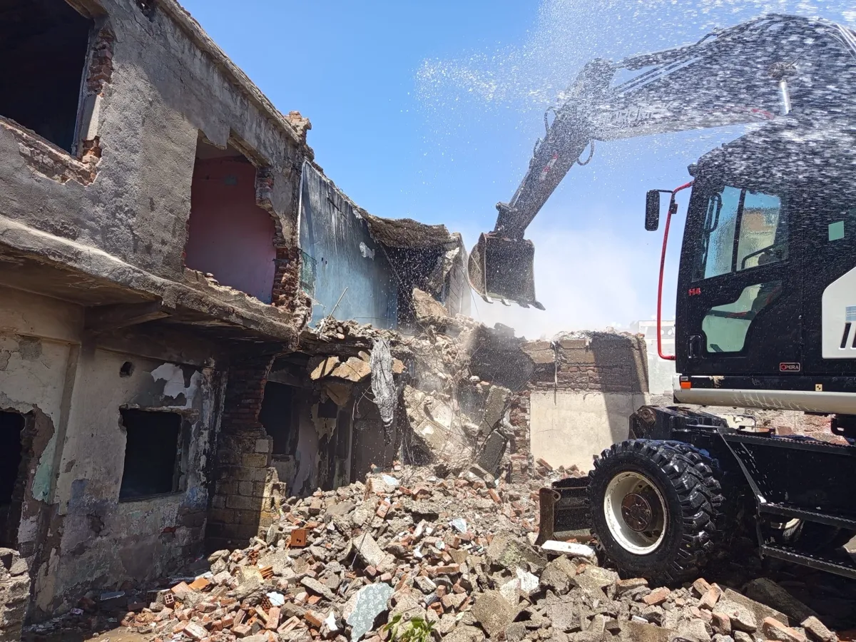 Kaynartepe Mahallesi’nde metruk binaların yıkımı sürüyor