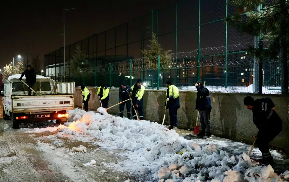 131 kişilik gece ekibi, 51 araç ile okul yolları açıldı