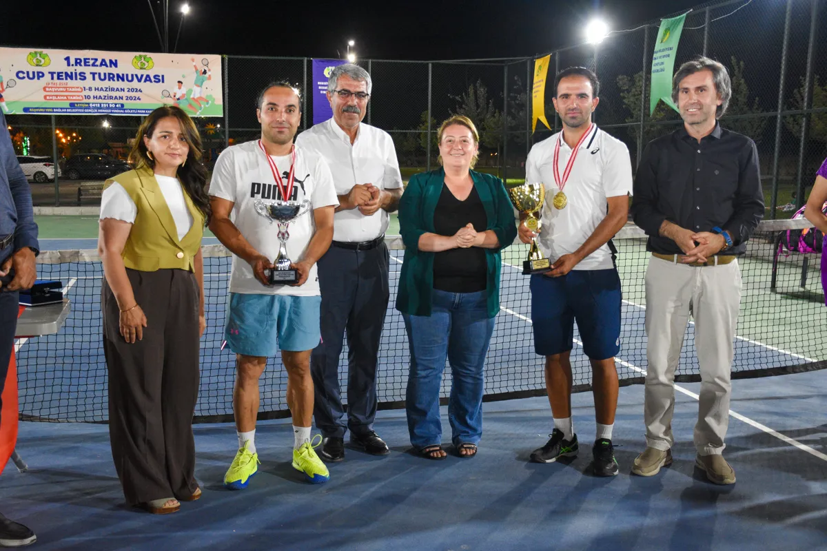 1. Rezan Cup Tenis Turnuvası’nda şampiyonlar kupasını aldı