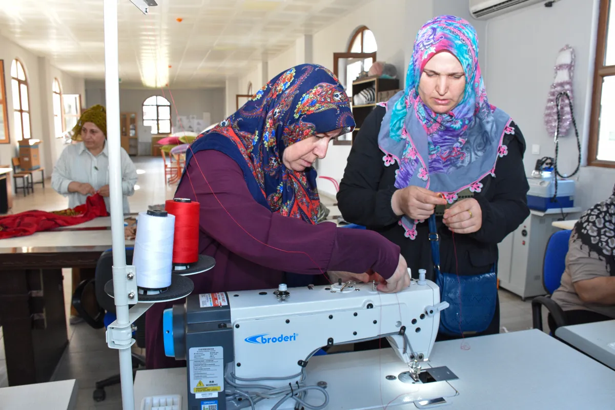 Kadın kursiyerler yeni makinelerle daha verimli çalışıyor