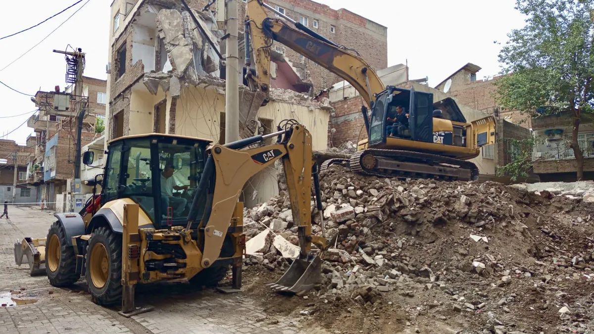 Kaynartepe Mahallesi'nde iki metruk yapı yıkıldı