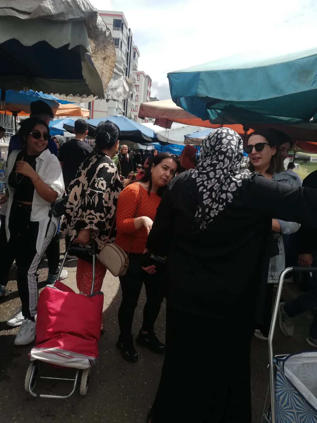 Bağlar Belediyesi Kadın ve Aile Hizmetleri Müdürlüğü bünyesindeki Bağ Evi çalışanları semt pazarında saha çalışması yaptı.