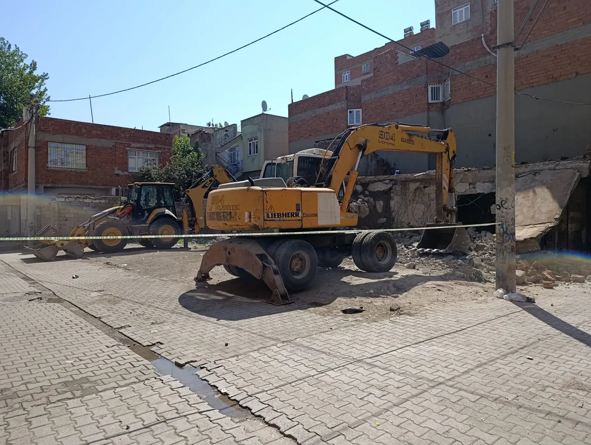 Sahada kesintisiz çalışma: Metruk yapıların yıkımı sürüyor 