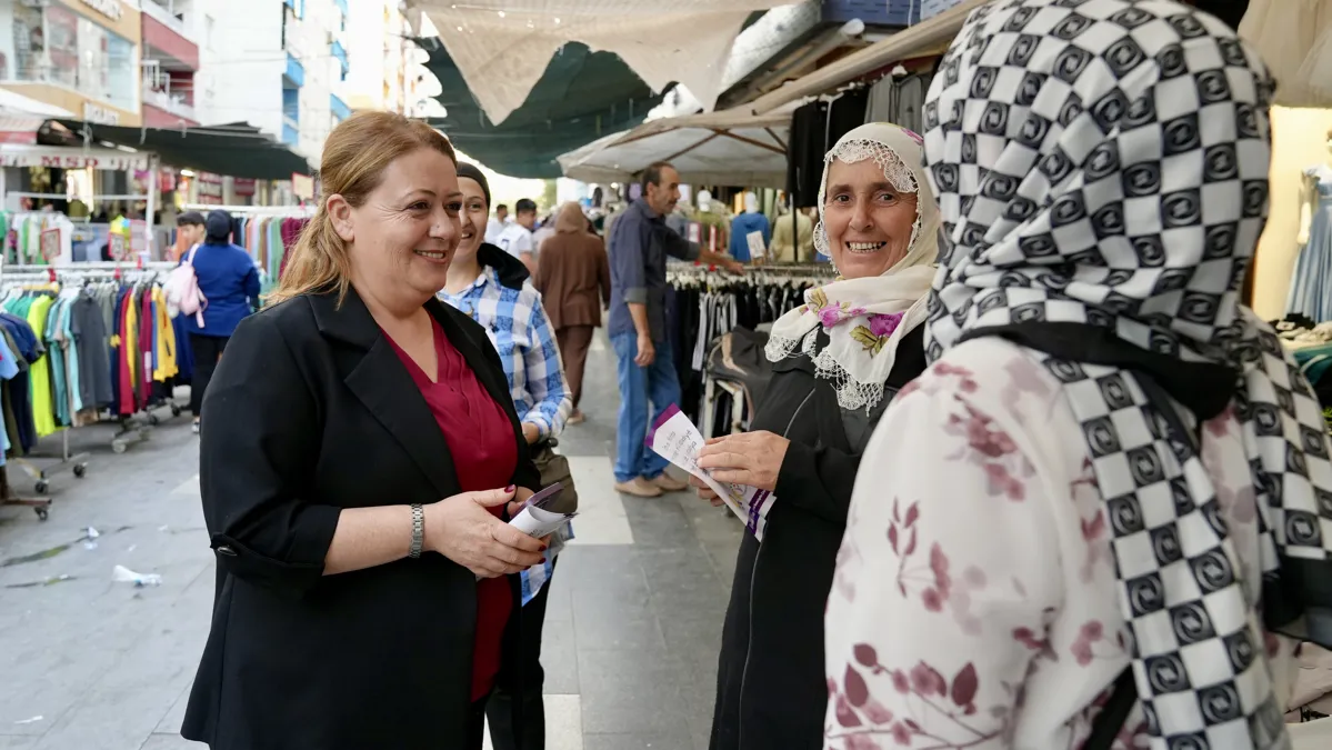 Eşbaşkan Ayaz Sakarya Caddesi ve semt pazarı esnafını ziyaret etti