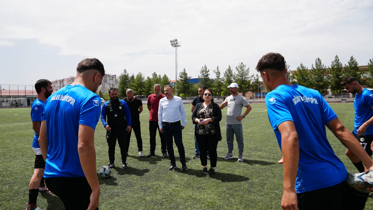 Eş Başkan Ayaz’dan Play Off’ta mücadele eden futbol takımına ziyaret