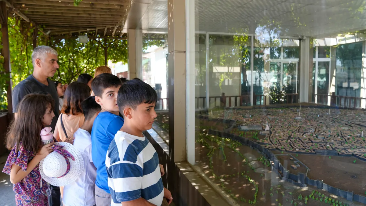 Sur’da tarihi ve kültürel gezi: Müzik eğitimi alan çocuklar dengbejleri dinledi