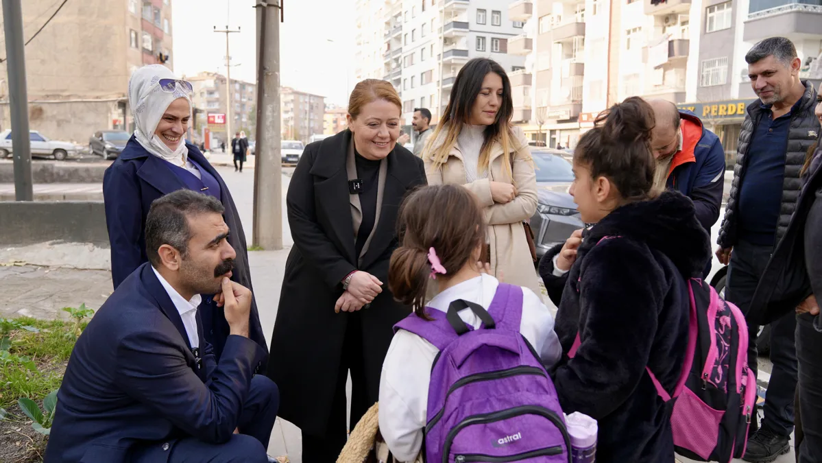 Eşbaşkanlar Emek Caddesi'nde esnafı ziyaret etti