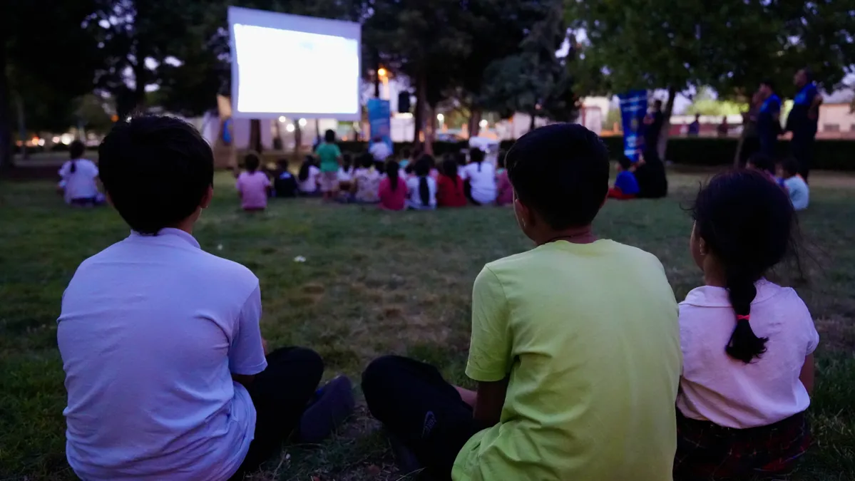 Çocuklar yıldızlar altında Kürtçe film izledi