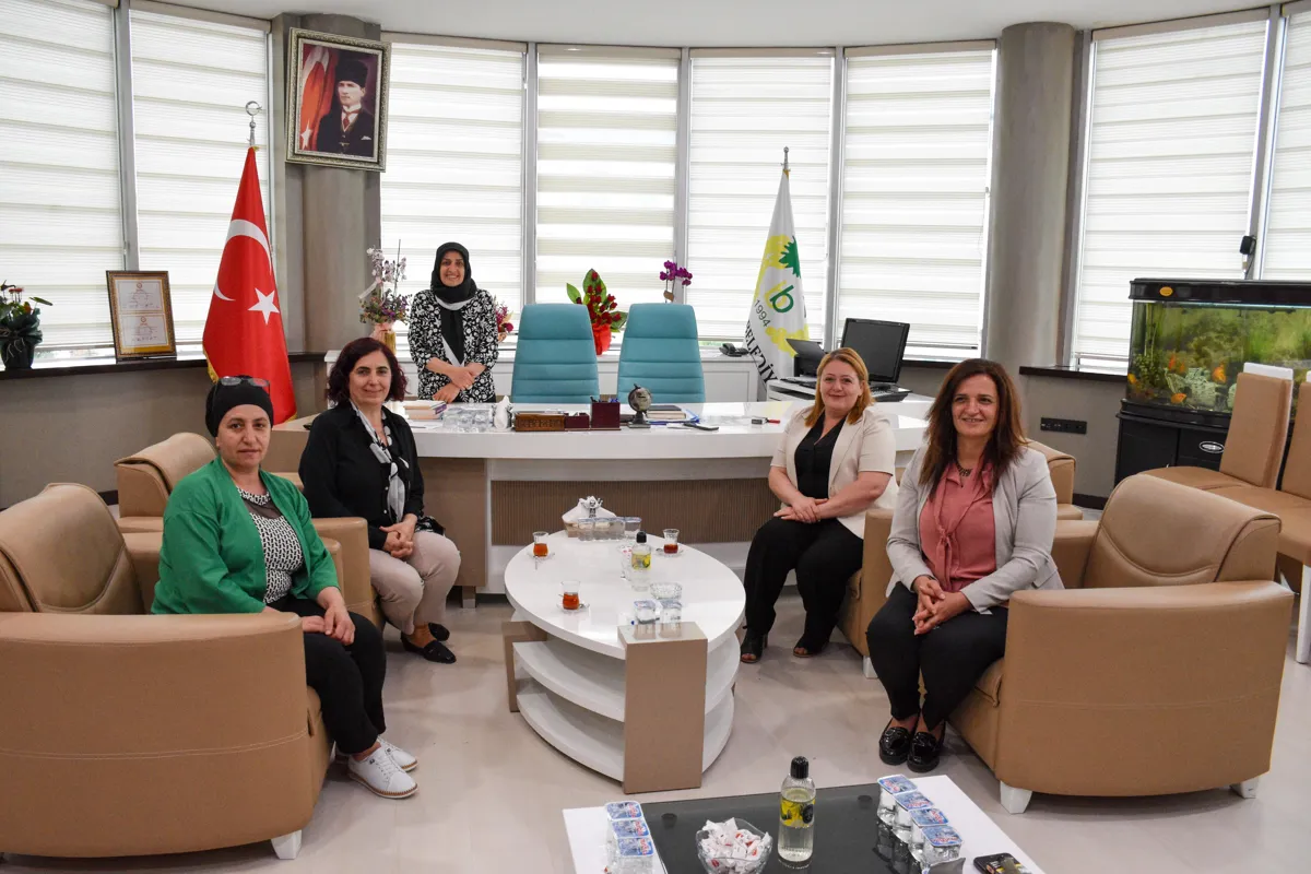 Dem Parti Diyarbakır  Milletvekilimiz  “Sevilay ÇELENK ÖZEN ” ve Dem Parti Diyarbakır İl Eş Başkanı “Pınar SAKIK TEKİN” Belediye Eş Başkanımız Leyla AYAZ’ı ziyaret etti.