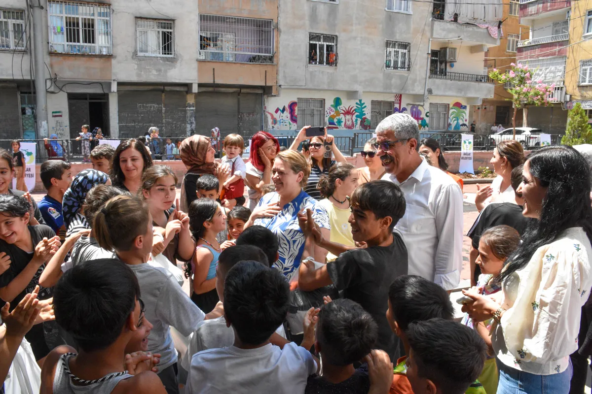 Çocukların beklediği yüzme havuzu Eş Başkanların katılımıyla açıldı