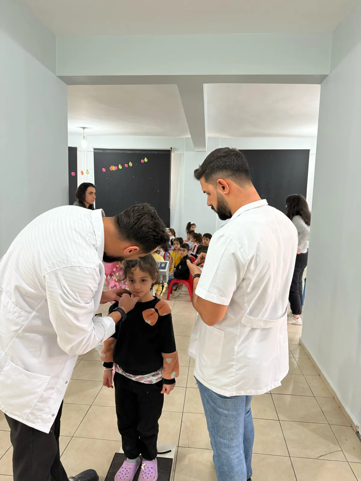 Çocuklar için sağlık taraması devam ediyor