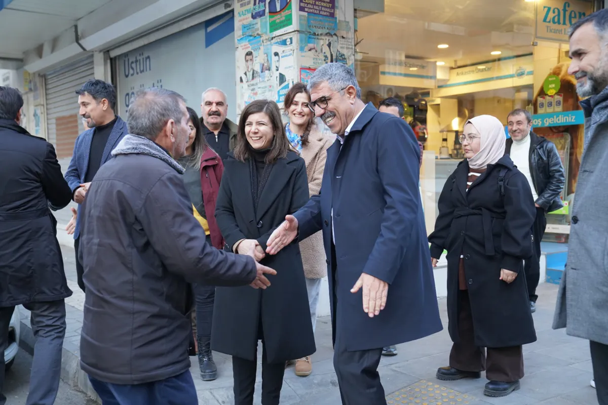 Eş Başkanlar Emek Caddesi esnafını ziyaret etti