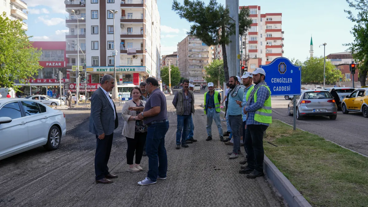 Eş Başkanlar Cengizler Caddesi’nde asfalt çalışmasını inceledi
