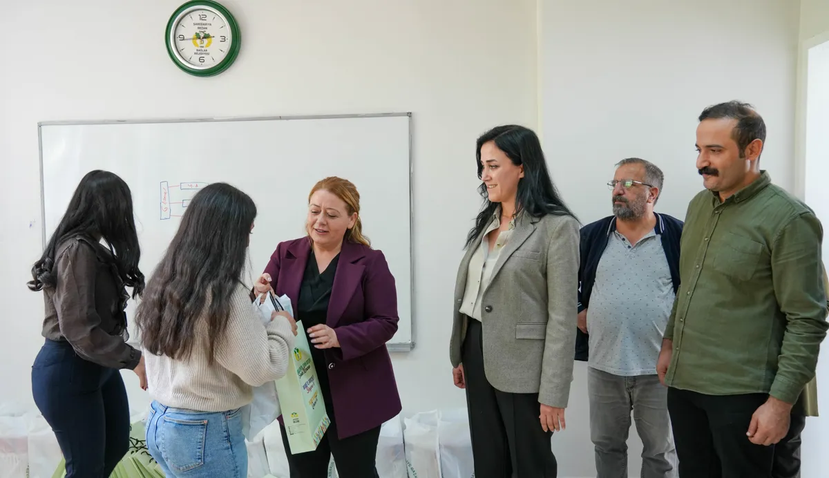 Üniversiteye hazırlanan gençlere kitap desteği sağlandı