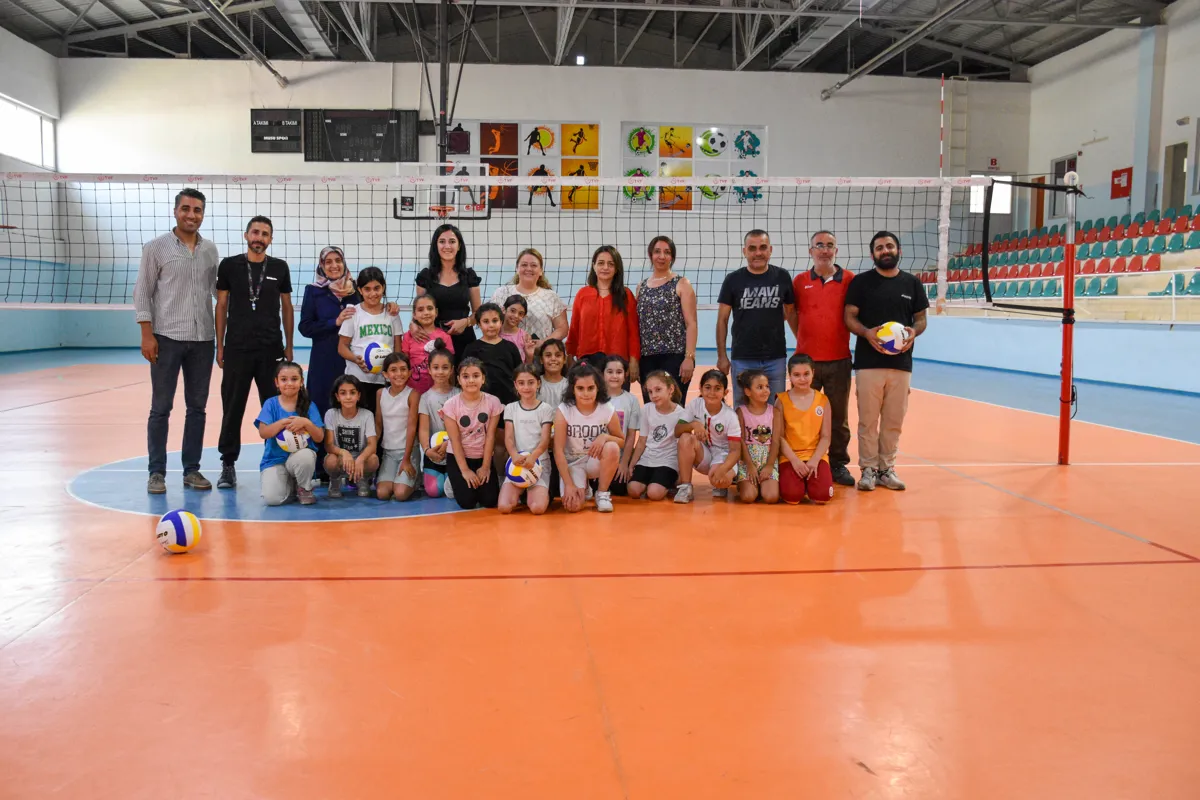 Eş Başkan Leyla Ayaz voleybol ve karate kurslarına katılan çocukları ziyaret etti