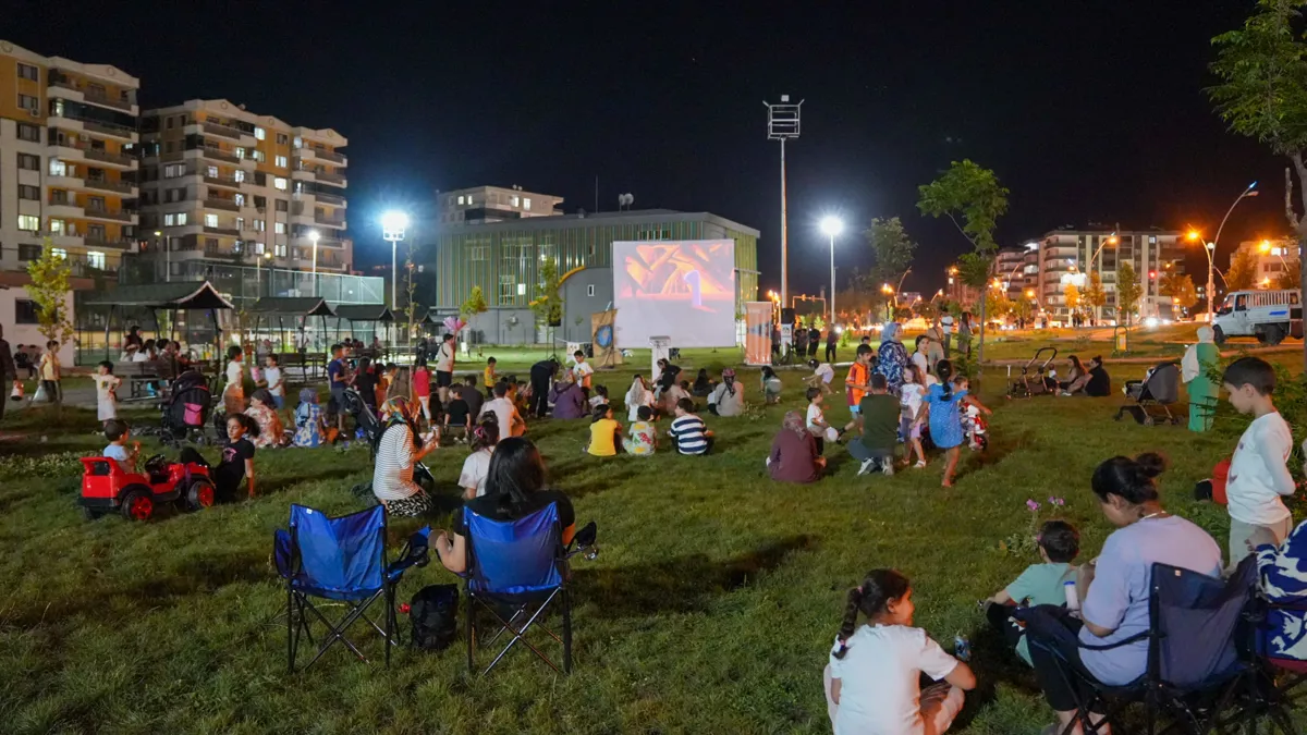 Yıldızlar altında sinema gösterimleri sürüyor
