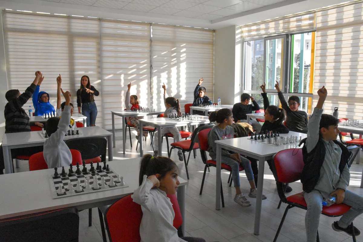 Çocuklar Rezan Gençlik Merkezi’nde satranç kursuna katılıyor